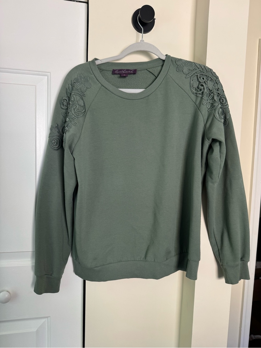 Gloria Vanderbilt Olive Green Crewneck Sweatshirt